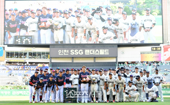 은퇴투어 이대호, SSG선수단과 기념촬영 [포토]