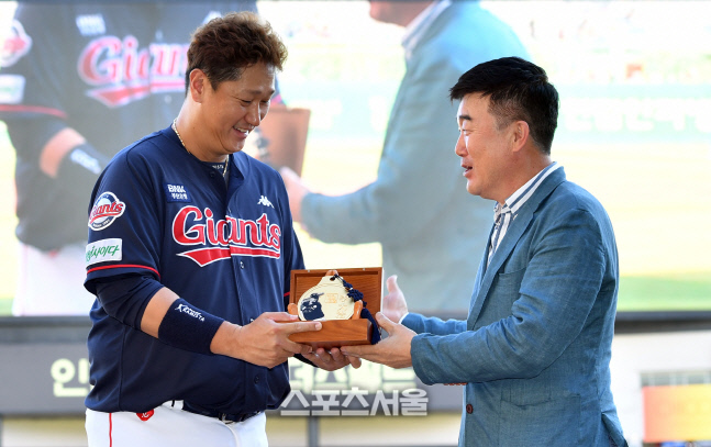 \'조선의 4번타자\'와 어울리는 마패선물, 민경삼 대표이사 [포토]