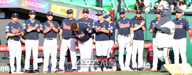 은퇴투어 이대호, SSG덕아웃에 인사하는 이대호[포토]