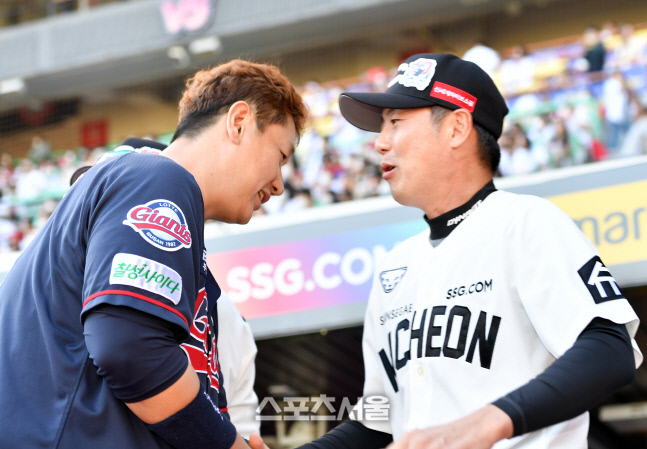 은퇴투어 이대호, 김원형 감독과 포옹[포토]