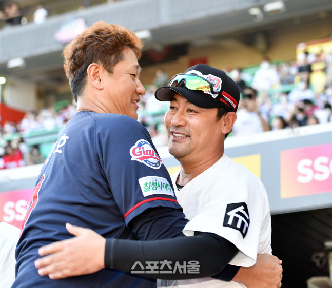 은퇴투어 이대호, 팀선배 김민재 코치와 포옹[포토]