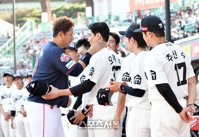 은퇴투어 이대호, 태곤아 한번 안아보자![포토]