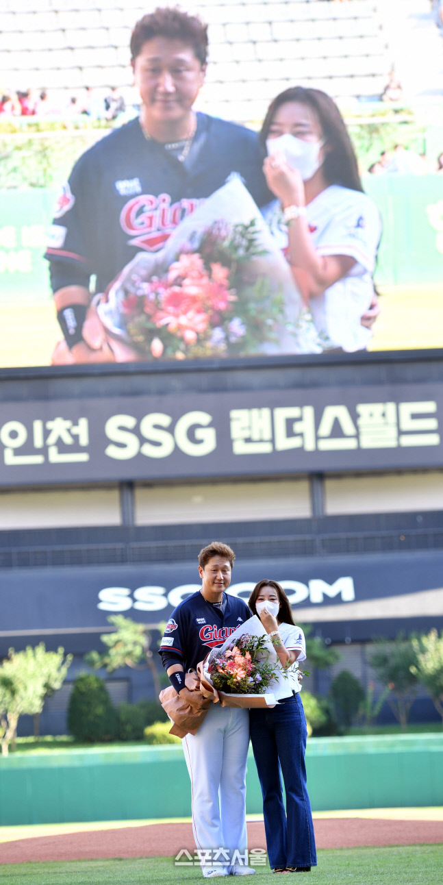 은퇴투어 이대호, 부인 신혜정 씨의 꽃다발[포토]