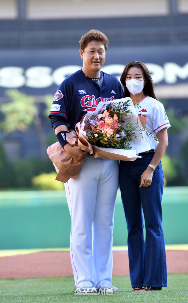 은퇴투어 이대호, 부인 신혜정 씨의 꽃다발[포토]