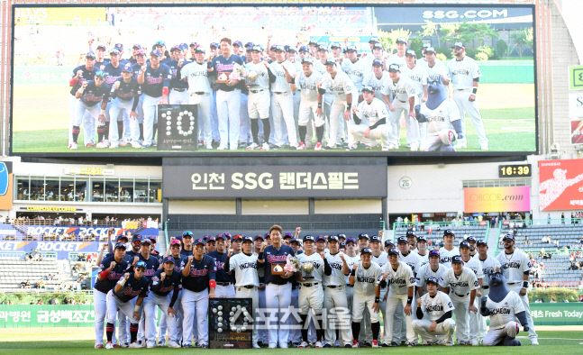 은퇴투어 이대호, SSG선수단과 기념촬영 [포토]