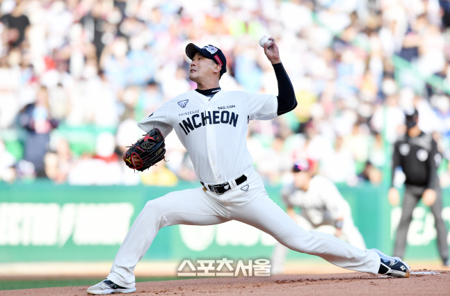 이대호 은퇴투어, 선발나선 김광현[포토]