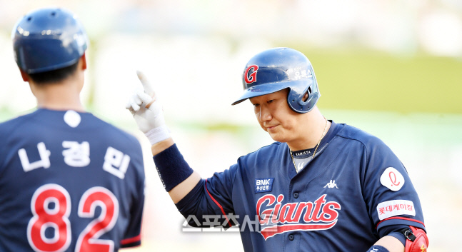 은퇴투어 이대호, 3회초 김광현 상대로 안타신고[포토]