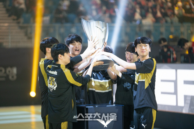 '룰러' 엔딩→설욕→'무관' 딱지 뗀 젠지, T1에 3-0 압승[SS강릉in]