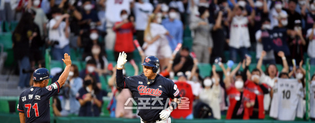 은퇴투어 이대호, 역전투런포에 3루관중석은 난리[포토]