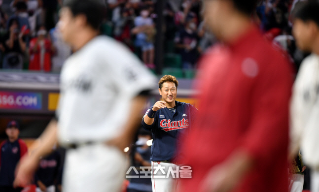 은퇴투어경기 마친 이대호, SSG선수들에 미소'[포토]