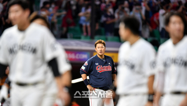 은퇴투어경기 마친 이대호, SSG선수들에 미소'[포토]