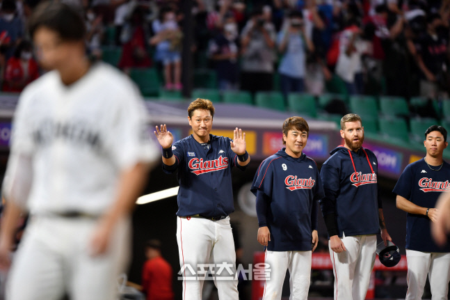 은퇴투어경기 마친 이대호, SSG선수들에 미소'[포토]