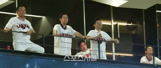 '이대호 은퇴경기라 뒤집기가 쉽지않구나' 정용진 구단주'[포토]