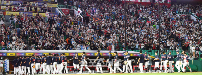 이대호 인천 은퇴투어경기 승리에 열광하는 롯데팬들[포토]