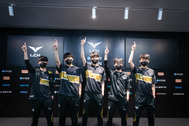 '룰러' 제리 쇼→ 한타 대승 젠지, T1에 1세트 압승[SS현장]