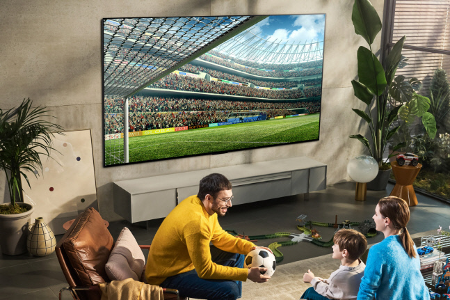 "초대형 TV도 LG" LG전자, 세계 최대 97형 올레드 공개