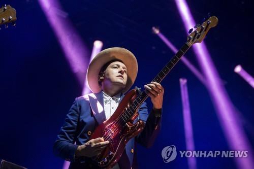 그래미상 받은 록밴드 아케이드파이어 리더, 팬들 성폭행 의혹