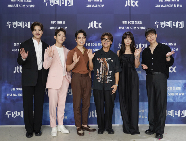 jtbc_두번째세계_보이스리더_단체 (1)