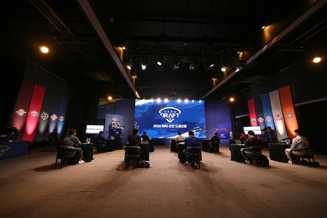 "허인서도 올 줄 몰랐다" 드래프트에서 최고 투수 찜하고 2라운드 대박 노리는 한화