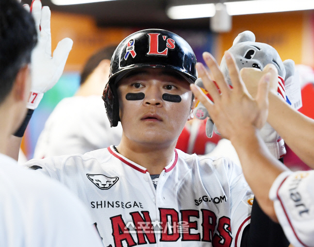 [포토]SSG 추신수, 추격 솔로 홈런으로 시즌 13호포