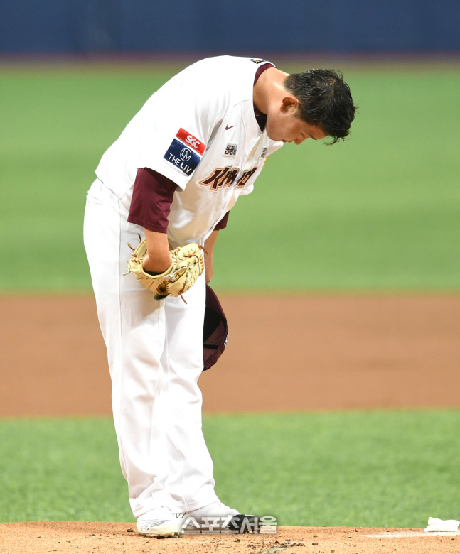 [포토] 이대호 사구에 사과하는 윤정현