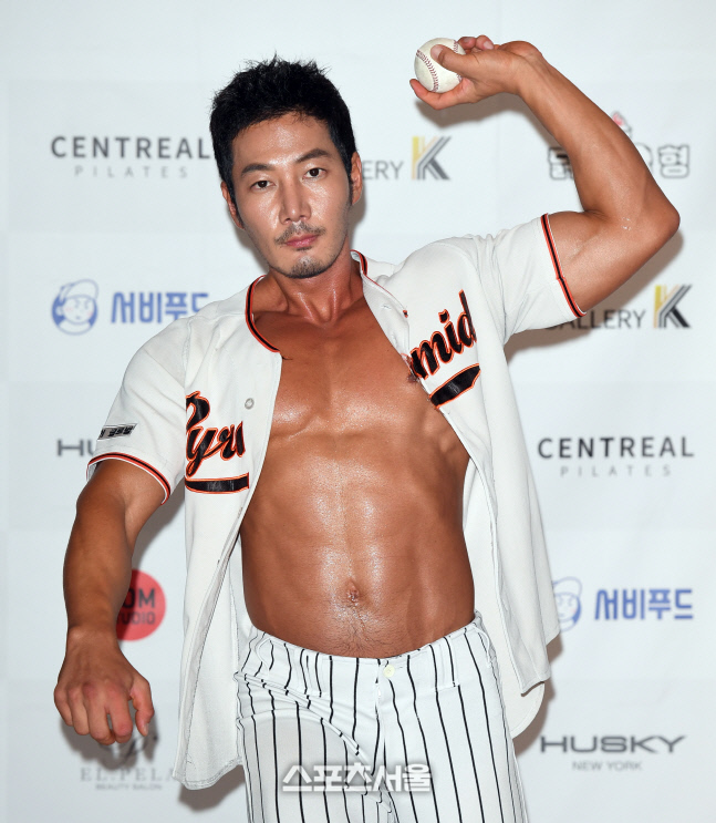 투수로 변신한 맥스큐 10월호 커버모델 이성현, 여심을 저격하는 풀어헤친 가슴! [포토]