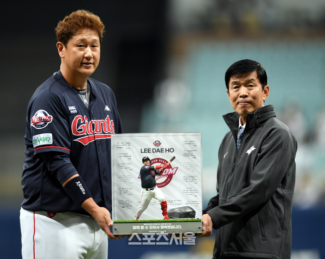 [포토] 키움, 은퇴투어 이대호에 피규어 선물