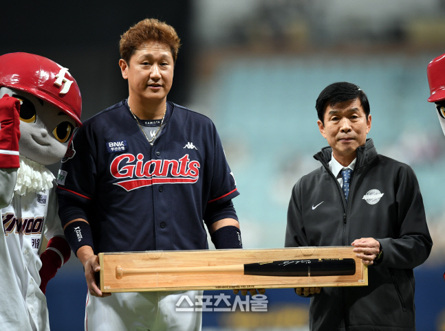 [포토] 은퇴투어 이대호, 키움 위재민 대표에 사인배트 보답