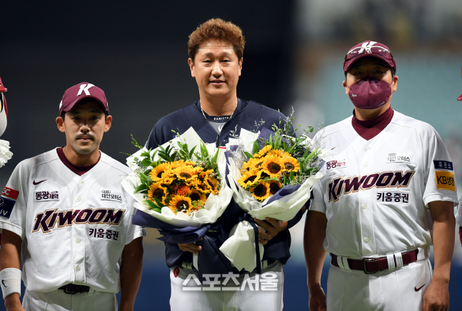 [포토] 은퇴투어 이대호, 이용규-홍원기 감독과 기념촬영
