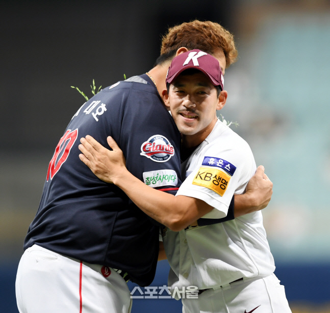 [포토] 이대호, 이용규와 뜨거운 포옹