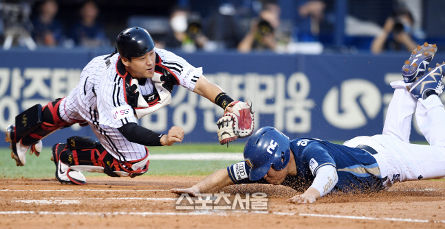 [포토]NC 양의지, 과감한 홈 슬라이딩