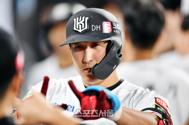 '고영표 어깨 가볍게 해주는' 2점홈런 황재균[포토]