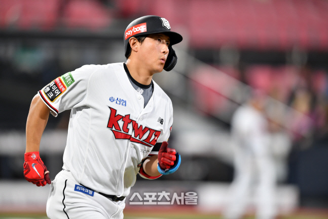 '휘파람 불뻔' 2점홈런 황재균[포토]