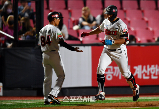 '불 좀 켜주세요!' 2점홈런 황재균[포토]