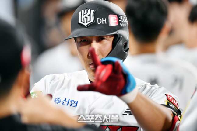 2점홈런 황재균, 자축하며[포토]