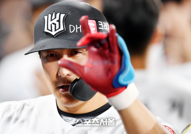 2점홈런 황재균, 자축하며[포토]