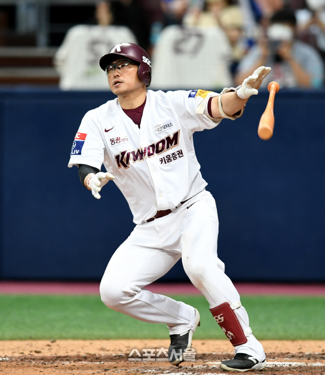 [포토] 이지영, 6회 주자를 3루로 보내는 안타