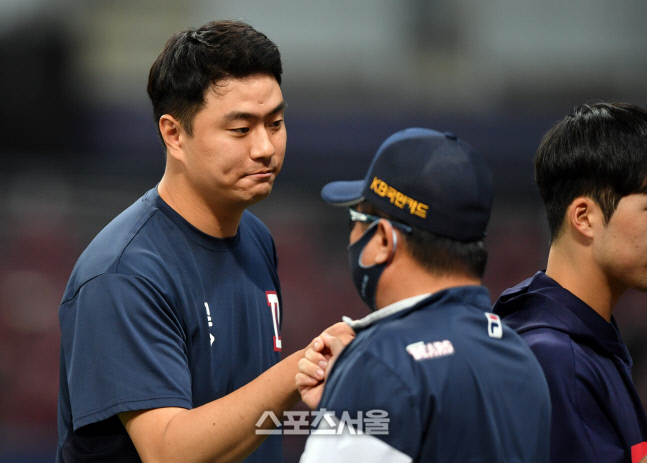 승리투수 이영하와 주먹 꿍! 김태형 감독 [포토]