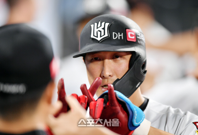 '홈런 자축세리머니' 황재균[포토]