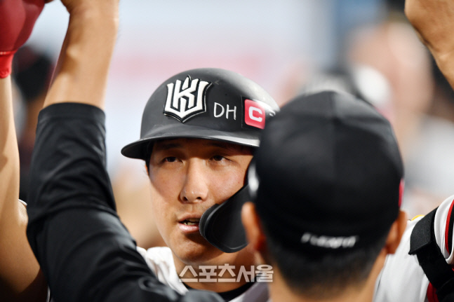 브랜든 상대로 2점홈런 쏘아올린 황재균[포토]