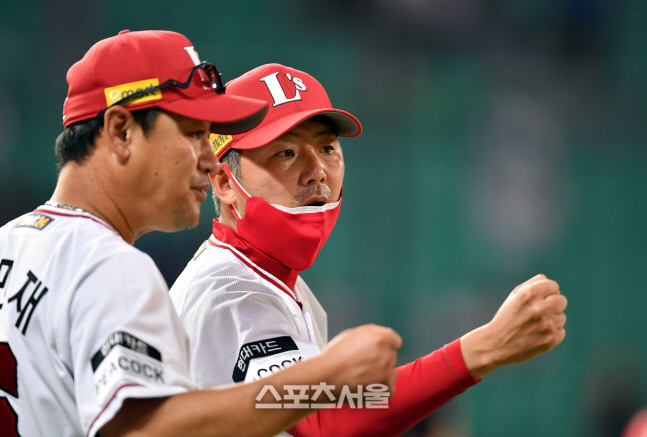 승리자축하는 김원형 감독[포토]