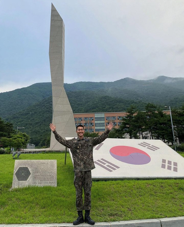 韓 육상신화 우상혁, "이젠 예비역, 렛츠고 우!" 통통 튀는 전역인사