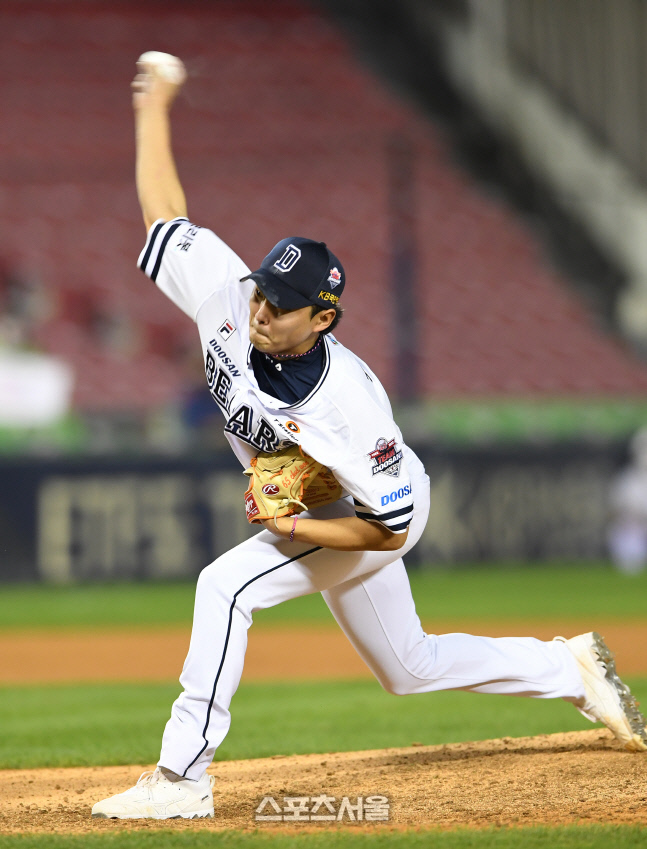 [포토]힘차게 공 뿌리는 두산 정철원