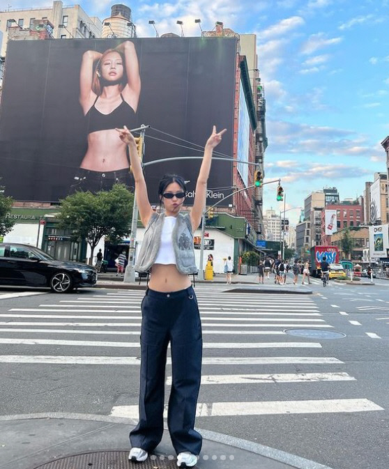 '열애설' 제니, 이것이 뉴욕 스타일? 넘사벽 몸매로 찰떡 소화[★SNS]