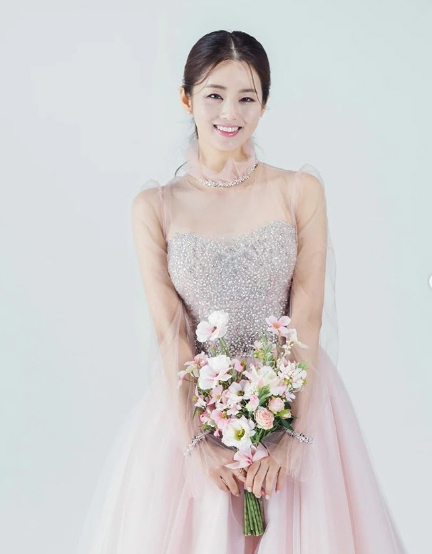 이가령, 40대의 완벽 '웨딩드레스' 자태..얼굴은 20대 뺨치네