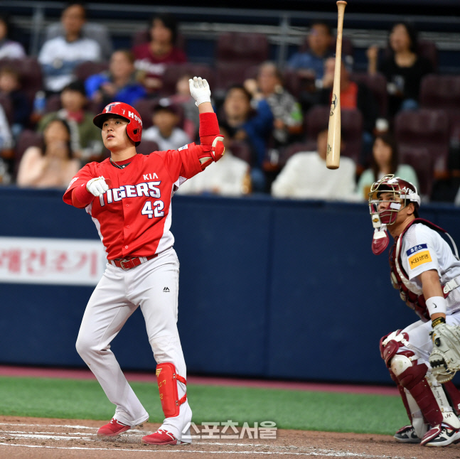 배트플립 한승택 \'넘어가긴 넘어가는데....\'[포토]