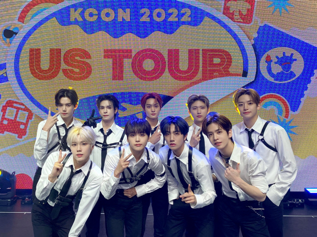 크래비티, '케이콘 2022 US 투어' 성료…美 뜨겁게 달군 글로벌 루키