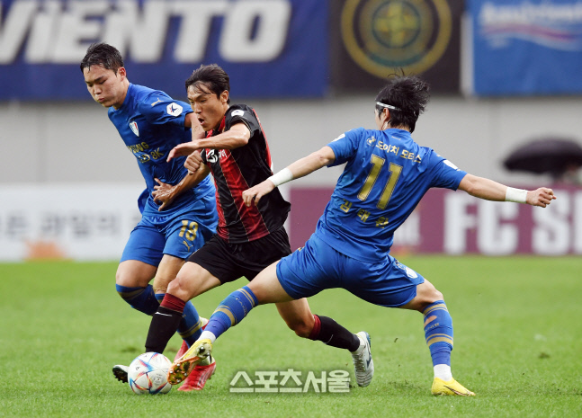 [포토]오현규와 김태환 사이를 돌파하는 김진야(서울-수원)