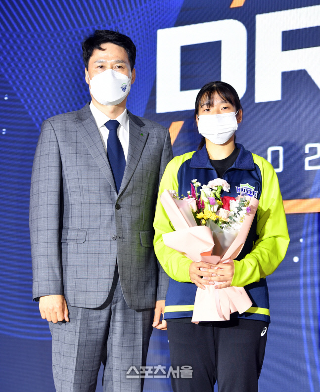 세터 김사랑(한봄고), 현대건설 2라운드 1순위[포토]