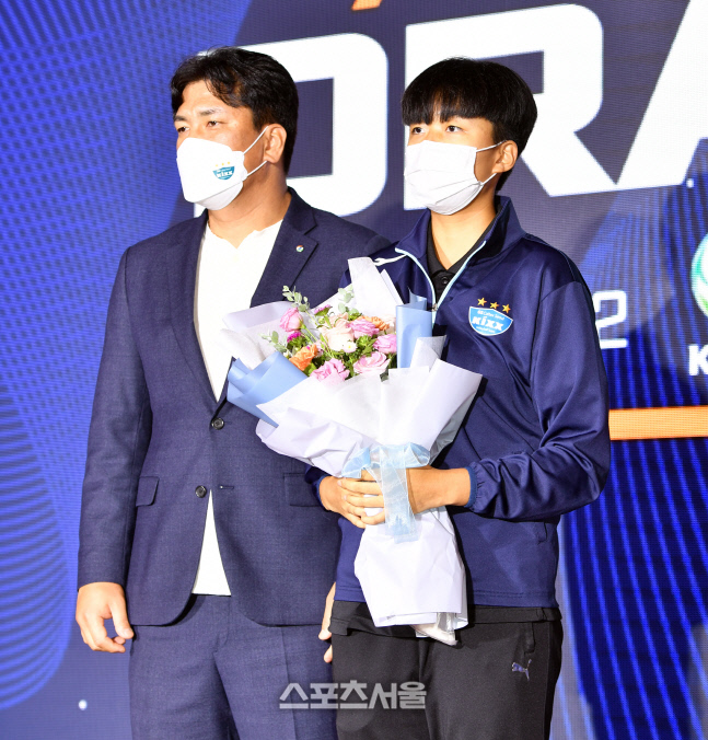 윤결(강릉여고), GS칼텍스 1라운드 6순위 [포토]